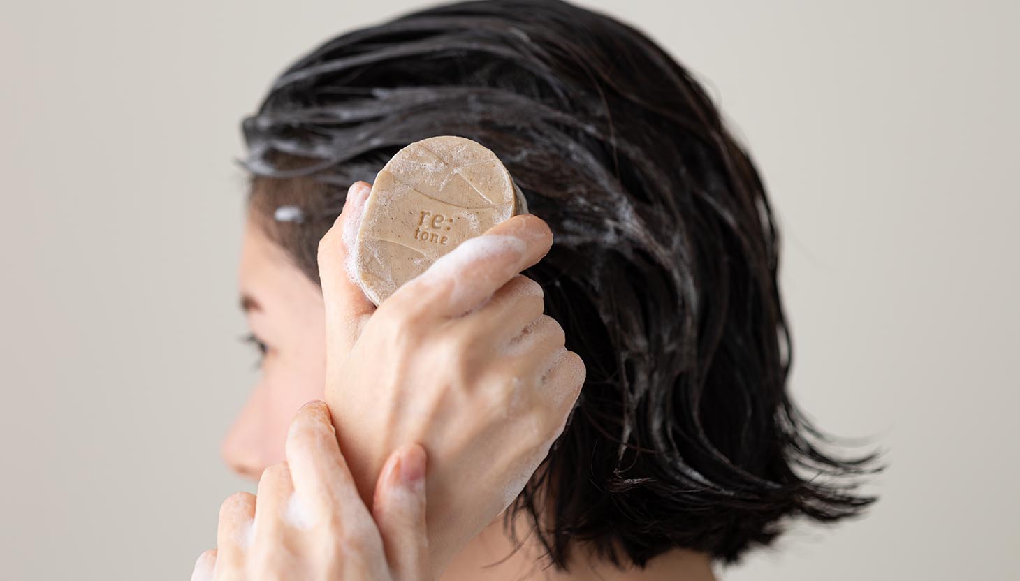 頭皮トラブルに悩んでいた方が、シャンプーバーで変わった理由